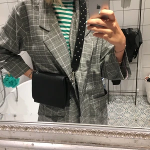  - En gullig svart väska från monki med 2 band till det ena går att justera men ej det andra, vid intresse skriv eller om du skulle vilja se fler bilder på den kan möttas upp på Södermalm eller posta (köparen står för frakten)❤️