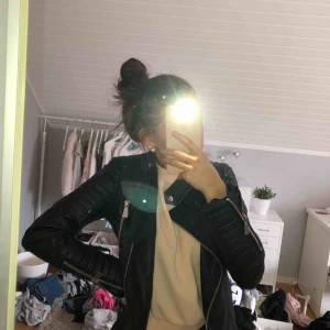  - Chiquelle skinnjacka, bara använd ett fåtal gånger