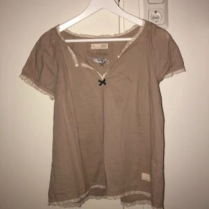  - Näst intill oanvänd tröja från Odd Molly i en mörkare beige färg. Storlek 2. Köparen står för frakten.