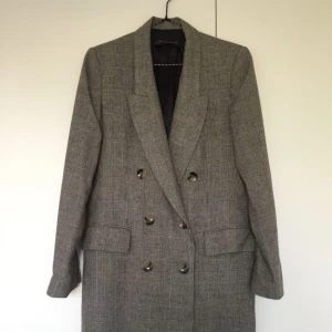  - Superfin, helt oanvänd kavaj från Zara. Inköpt förra hösten, nypris 900kr. Delar gärna på frakten!