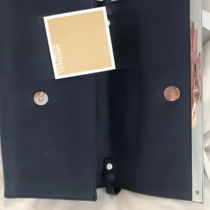  - Äkta MK väska säljes billigt, perfekt present till dig själv eller ge bort till någon nära. 