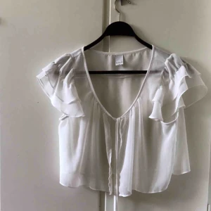  - Bolero från Vila i storlek M men passar även mindre storlekar då den knyts ihop. 