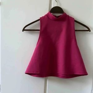  - Crop top från NLY trend i cerise. Polo neck med dragkedja baktill. 