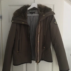  - Varm vinterjacka från hööks märke JH Collection✨ Använd väldigt lite, aldrig i ett stall. Två mycket små fläckar, skriv privat om bild på dessa önskas. Två dragkedjor i bak, något stor i storleken. Nypris 800 kr.