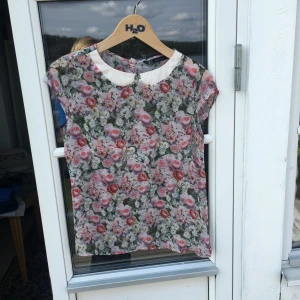  - Fin blus från Zara! 🌺  nästan aldrig använd så den är i jättefint skick! 