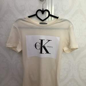 En fin T-shirt från Calvin Klein, aldrig använd, kostade 400kr från början så säljer den för att den ska kunna bli till användning (!ÄKTA!) Kund står för frakt 💋
