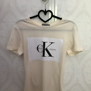  - En fin T-shirt från Calvin Klein, aldrig använd, kostade 400kr från början så säljer den för att den ska kunna bli till användning (!ÄKTA!) Kund står för frakt 💋