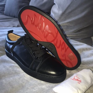  - Helt Nya! Köpta i Dubai för strax över 6000kr. Storlek 41 Kvitto, dustbags och extra laces medföljer. Kartong slängdes på plats pga plats i baggaget. Inga byten