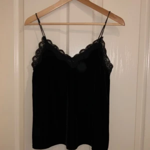  - Svart linne med spetskant. I väldigt gott skick. Köpare betalar frakt.
