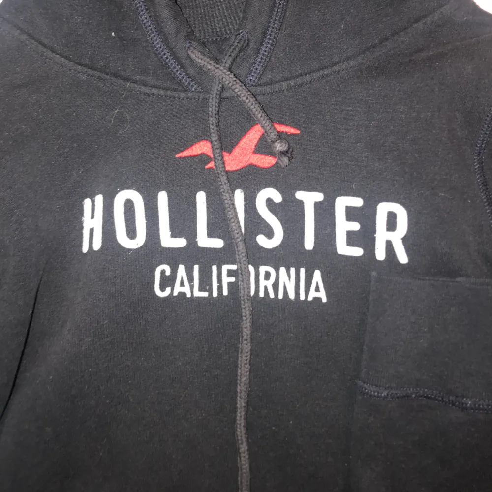 Hollister hoodie i storlek M men jag skulle säga att den sitter mer som en S 🌻 använd men i fint skick . Hoodies.