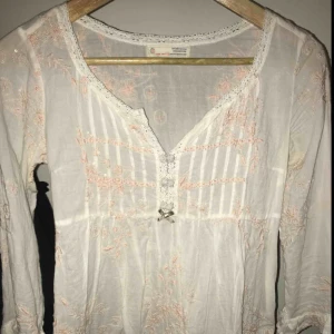  - Jag säljer min oddmolly-blus för 200kr. Den är knappt använd och i mycket bra skick. 