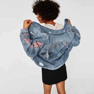  - Slutsåld och ombloggad Zara jeansjacka med knytband. Lite oversize och passar även en M. Använd få gånger och är i fint skick. Frakt tillkommer.