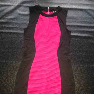  - Svart, rosa klänning från Hm divided. 