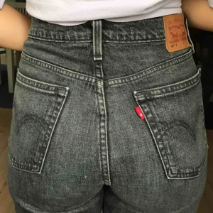  - Svarta/gråa Levis 501:or, supersnygga! Avklippta därnere men jag kan vika upp ändå (är ca 1.70) så absolut inte för kort klippta. Skulle säga att det passar en s/36a, skriv för mått! Möts upp eller köpare står för frakt, först till kvarn💘💗💕💕💞