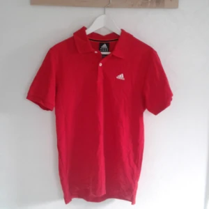  - Polotröja från Adidas, använd en gång! Säljes i nyskick.  Pris 50kr, kan skickas om köparen står för frakt. Betalas med swish.
