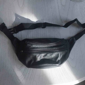  - Svart skinn magväska som går att ställa in i remmen, den är enbart ett fåtal gånger och är i väldigt bra skick