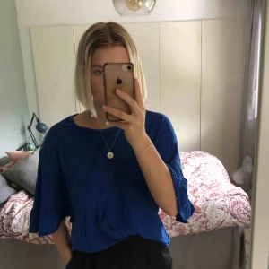  - Kungsblå T-shirt med volangärmar