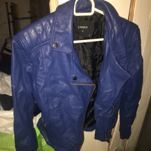  - Kornblå skinnjacka använd en gång