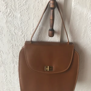  - Supersnygg vintage-väska, 60-tals stil. Kommer tyvärr inte till användning då jag har så pass många väskor :((<3 Frakt tillkommer! Pris kan diskuteras vid snabb affär :))