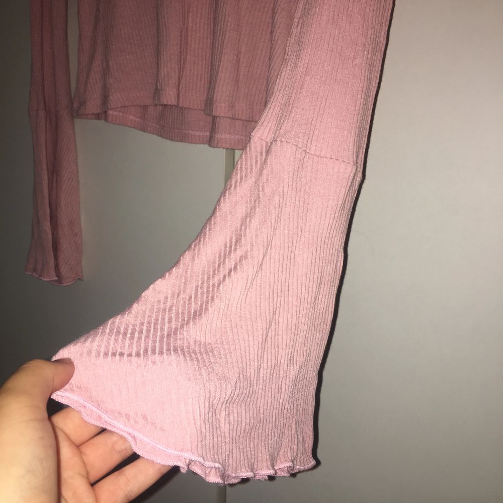 Rosa långärmad tröja med vida ärmar. Storlek 170 men passar som en S. . Skjortor.