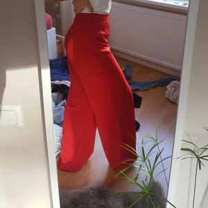  - Byxor från Linn Ahlborg X na-kd, sjukt fina men tyvärr för stora för mig. Har enbart använt dessa 1 gång. Du står för frakten och betala gör man genom swish 💕🌹