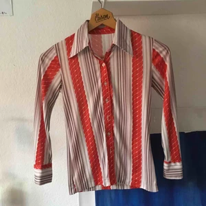  - Skitcool 70tals skjorta i fina varma toner. Är stretchig men smal i storleken. Köpte den second hand i Australien.   Kan träffas upp i Malmö 