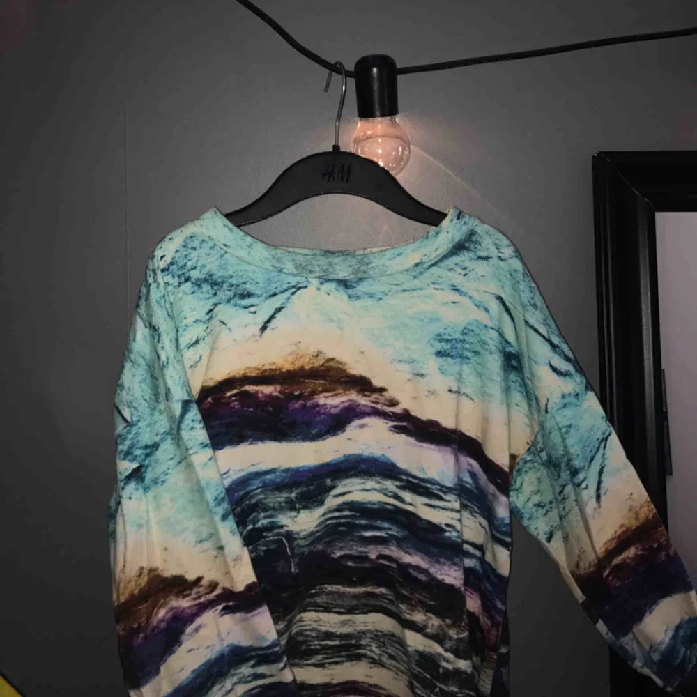 En mönstrad sweatshirt från Monki i storlek XS men skulle säga att den passar XS-M. Köparen står för frakt 💃🏼. Hoodies.