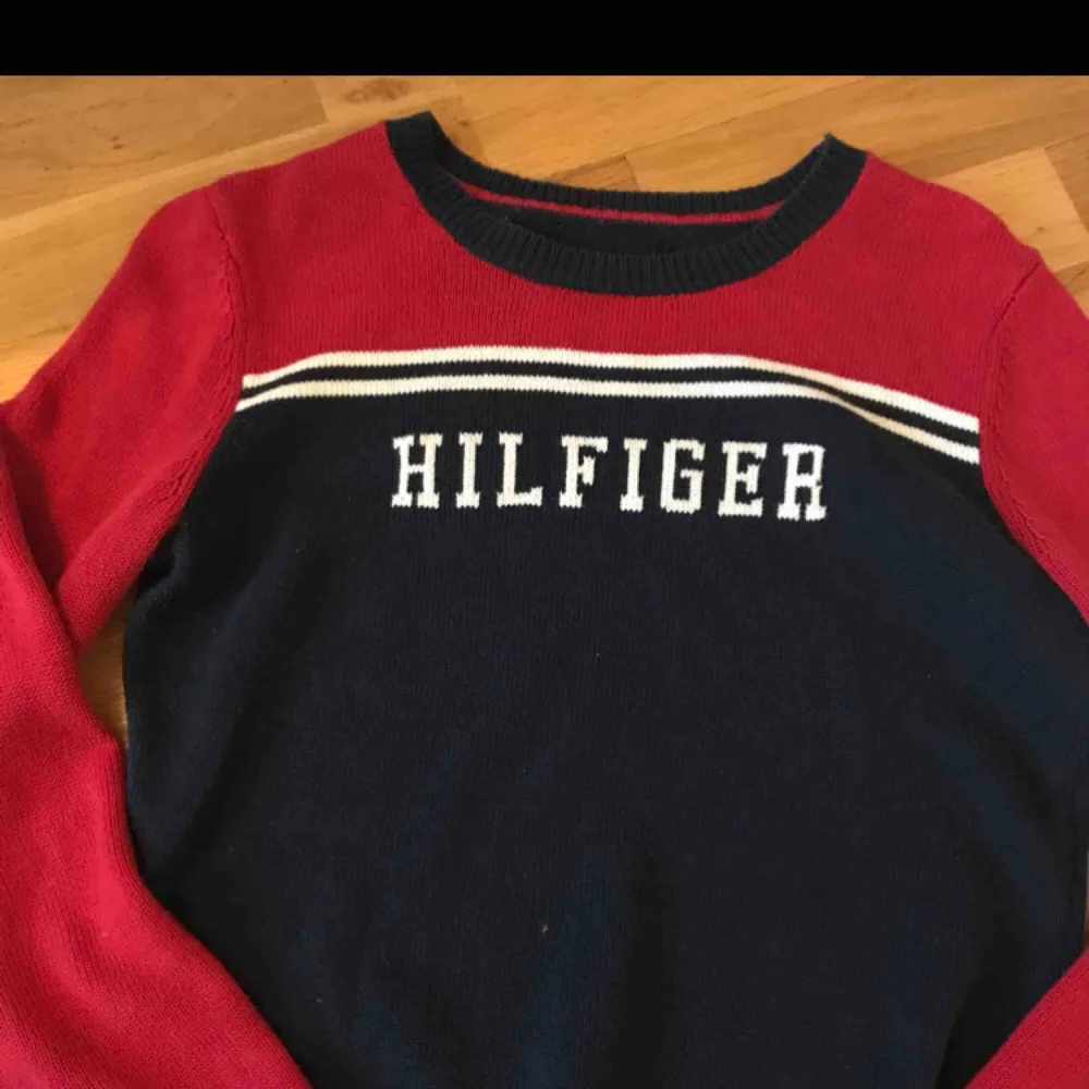 Stickad vintage tröja från Tommy Hilfiger väldigt bra skick , använd endast en gång då jag köpte den här på Plick , frakt 50kr 🌸. Stickat.