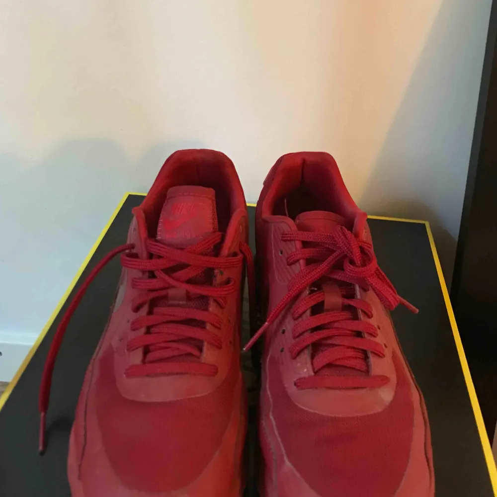 Hel röda Nike Air Max 90, i väldigt gott skick använda 2 gånger men har tyvärr blivit för små för mig. Möts upp i Stockholm . Skor.