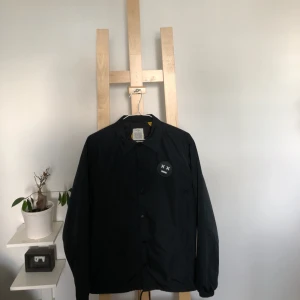  - Coach jacket i storlek S, passar M. Köpt på Carlings för 499 kr , september-17. Inga skador eller fläckar på plagget. Fraktkostnad tillkommer. Säljer pga: Används inte längre 