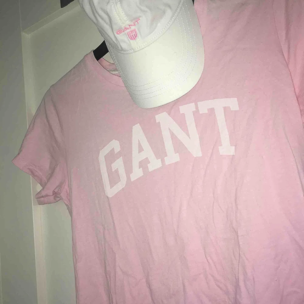 Hej!! Nu säljer jag min GANT keps och min GANT tröja tillsammans för 100kr . T-shirts.