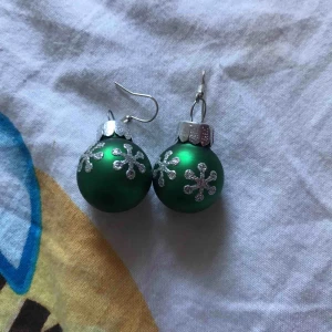  - Gröna örhängen men snö flingor på ❤️