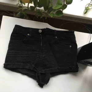  - Snygga shorts med mönster på framsidan i gott skick. Frakt: 27 kr