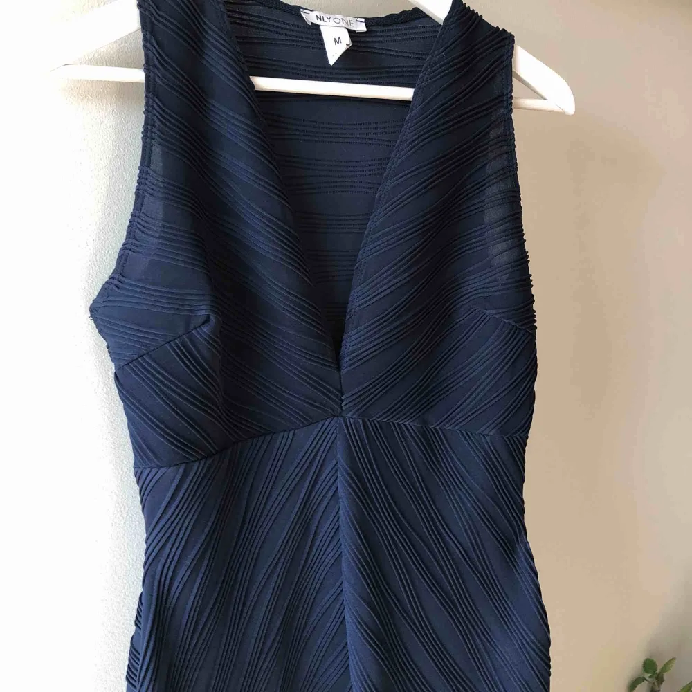 Figursydd marinblå klänning med stripes. Kan mötas upp i Stockholm alternativt skickas med post (köparen står för frakt) ✨. Klänningar.