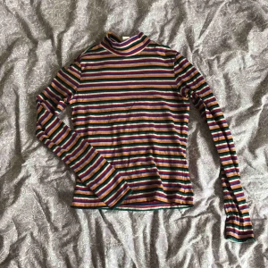  - Randig polotröja från MONKI. Använd ett fåtal gånger. Vid frakt är det köparen som står för fraktkostnaden.