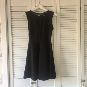  - Svart klänning från Topshop petites. Själva klänningen är i 93% polyester och 7% elastan och de transparenta delarna (ryggen och urringningen) i 92% polyester och 8% elastan. Knappt använd så ser ut som ny! 
