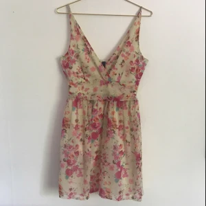  - Blommig klänning i strl S