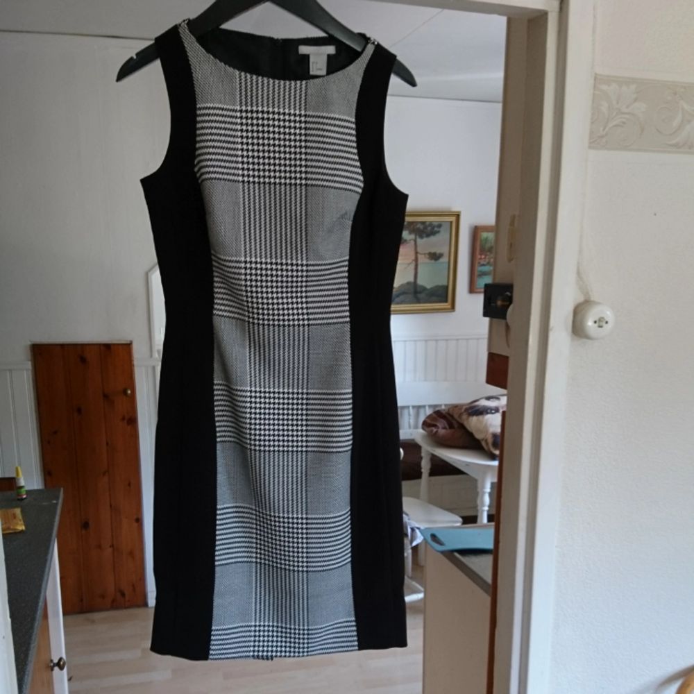 Graphic Shoulder Dress in black white with zipper at the back. Klänningar.