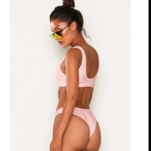  - Bikini från NLY BEACH. Använd 1 gång. Båda delarna i SMALL. 