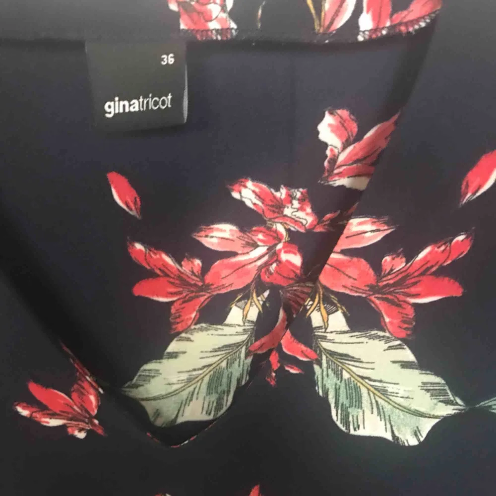 V-ringad blommig blus från Gina tricot, storlek 36. Använd fåtal gånger. 💌 frakt på 10kr tillkommer. Blusar.