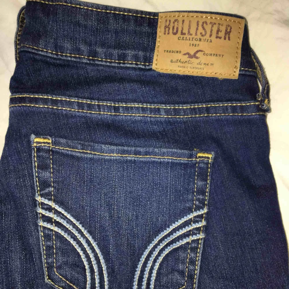 Ett par hollister jeans i str W25 L29, passar mig som är ca 165. Det är super skinny och låga i midjan, men inte så låga som på bilden, använda 3 ggr då jag köpte en storlek för liten. . Jeans & Byxor.