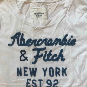  - A&F tshirt med brodering