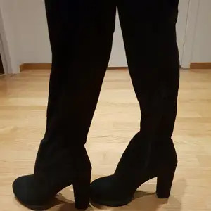 Oanvända overknee stövlar!   Snygg mockaimmitation på dessa overknee boots från Tiamo.   Kan skickas men köparen står då för frakten. 