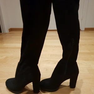  - Oanvända overknee stövlar!   Snygg mockaimmitation på dessa overknee boots från Tiamo.   Kan skickas men köparen står då för frakten. 