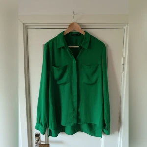  - Jättefin grön skjorta med snyggt fall, knappt använd. 