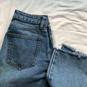 Coola mom jeans från Brandy Melville. Passar mig som har storlek 26 i andra jeans. Se sista bilden för skada, jag skulle dock säga att den är minimal. Skriv vid frågor☺️