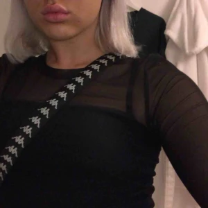  - Mesh topp från Monki. Fina detaljer vid ärm och längst ned, se tredje bilden. Även denna är fin att ha under en tshirt eller kanske med någon fin bralette💗