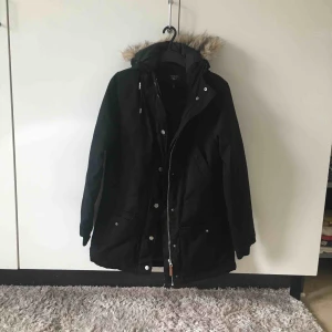  - Höst /vinterjacka med luva str s men passar m oxå 