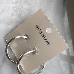  - Supersnygga örhängen från Nelly som tyvärr aldrig har kommit till användning. Örhängena är aldrig använda och ser därmed ut som när jag köpte dem. Eventuell frakt står köparen själv för :).