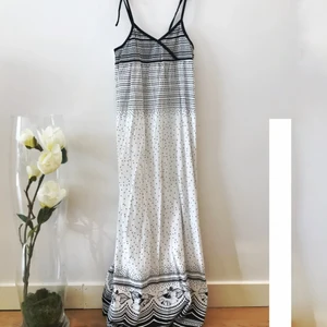  - Fin vit långklänning med svarta detaljer från H&M!⚪️⚫️✨